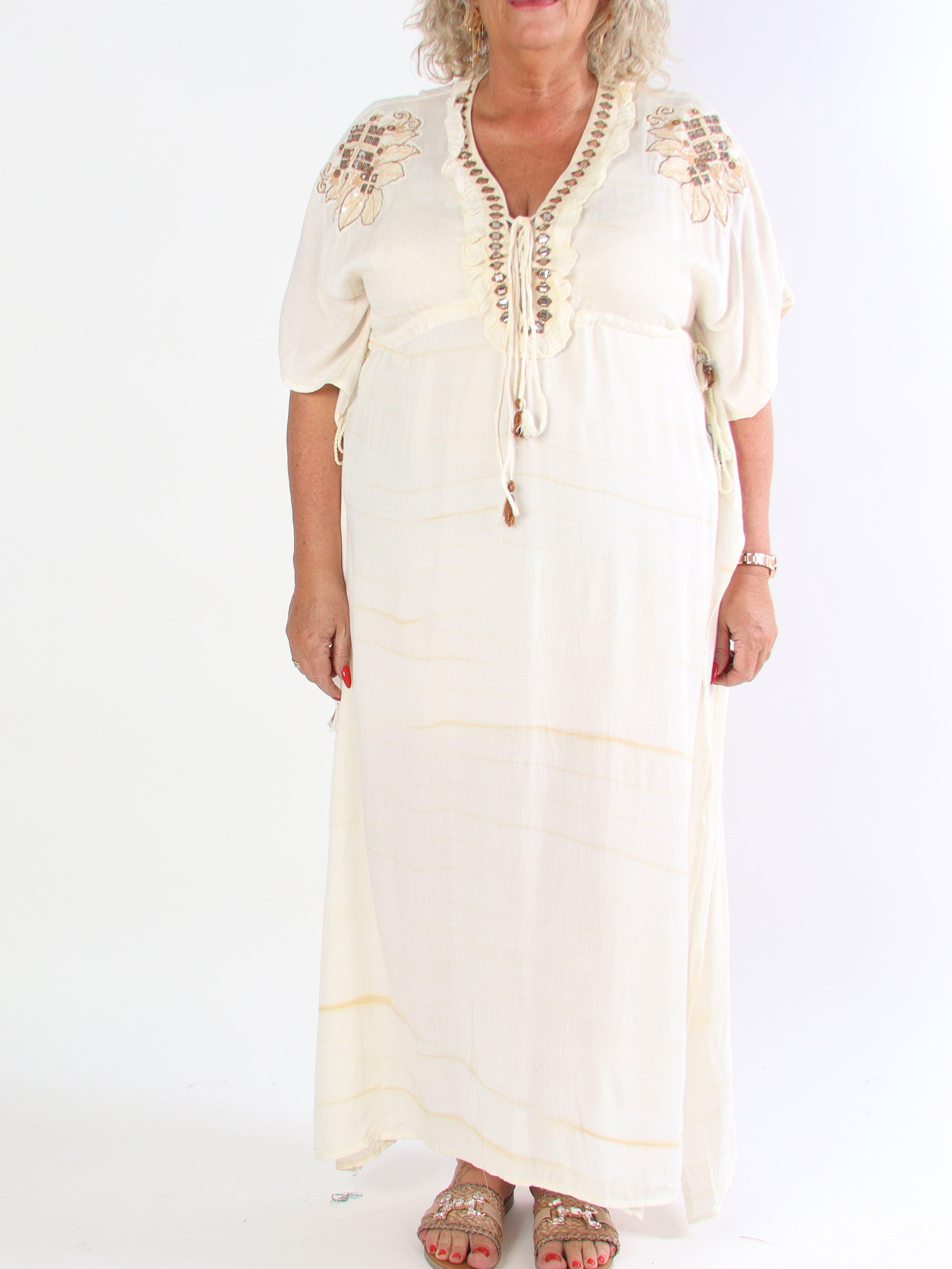 Avery - Plus size kjole i viskose detaljeret med perler og snøre ved brystet